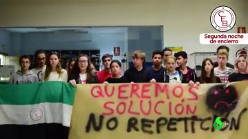Segunda noche de encierro de los estudiantes de acceso a la Universidad en Badajoz