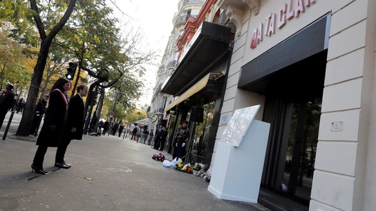 El presidente galo, Emmanuel Macron (2º izq), y la alcaldesa de París, Anne Hidalgo (izq), guardan silencio ante una placa conmemorativa colocada a las puertas de la sala de conciertos Bataclan El presidente galo, Emmanuel Macron (2º izq), y la alcaldesa de París, Anne Hidalgo (izq), guardan silencio ante una placa conmemorativa colocada a las puertas de la sala de conciertos Bataclan