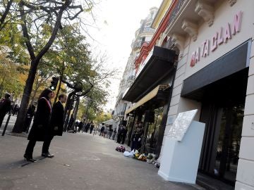 El presidente galo, Emmanuel Macron (2º izq), y la alcaldesa de París, Anne Hidalgo (izq), guardan silencio ante una placa conmemorativa colocada a las puertas de la sala de conciertos Bataclan El presidente galo, Emmanuel Macron (2º izq), y la alcaldesa de París, Anne Hidalgo (izq), guardan silencio ante una placa conmemorativa colocada a las puertas de la sala de conciertos Bataclan