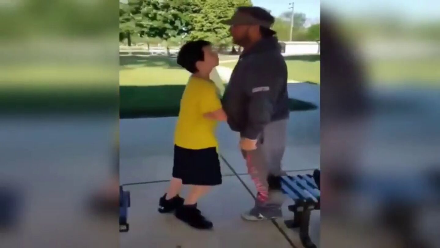 Pol&eacute;mica en redes sociales por un v&iacute;deo viral en el que un hombre golpea a un ni&ntilde;o y lo tira al suelo
