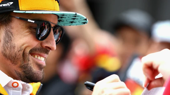 Fernando Alonso firma autógrafos Fernando Alonso firma autógrafos