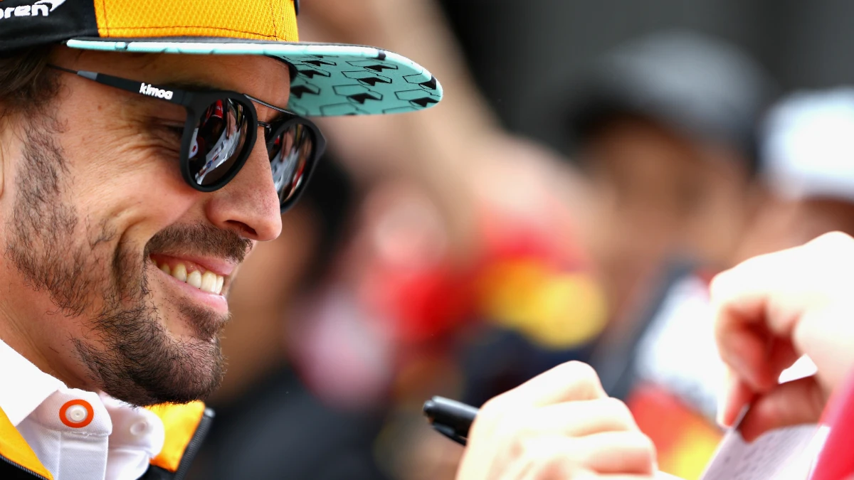 Fernando Alonso firma autógrafos