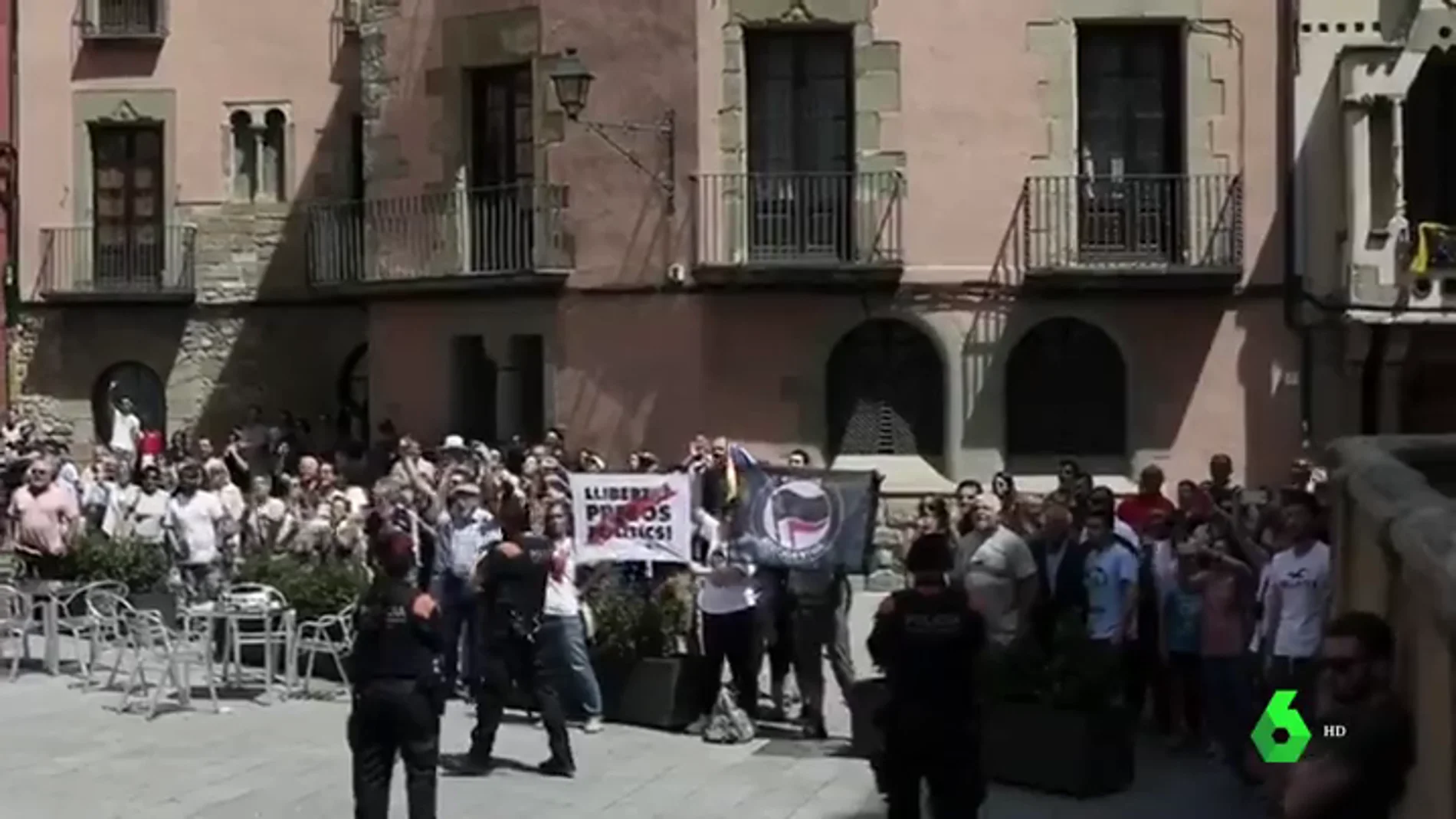 Un grupo de independentistas abuchea en VIC a Inés Arrimadas