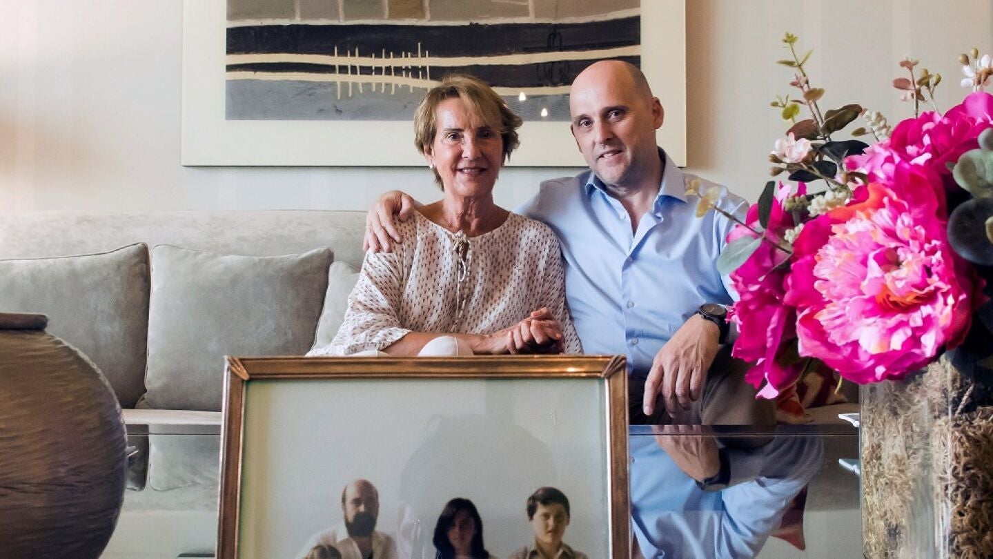 La viuda de Jos&eacute; Ignacio Ustar&aacute;n, Rosario Muela y uno de sus hijos, Jos&eacute; Ignacio Ustar&aacute;n