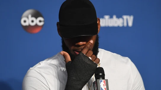 LeBron James, en rueda de prensa con la protección en la mano derecha LeBron James, en rueda de prensa con la protección en la mano derecha