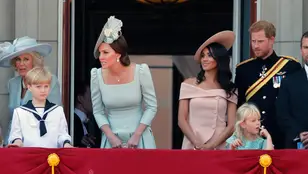 Meghan Markle, el príncipe Harry y Kate Middleton en el Palacio de Buckingham