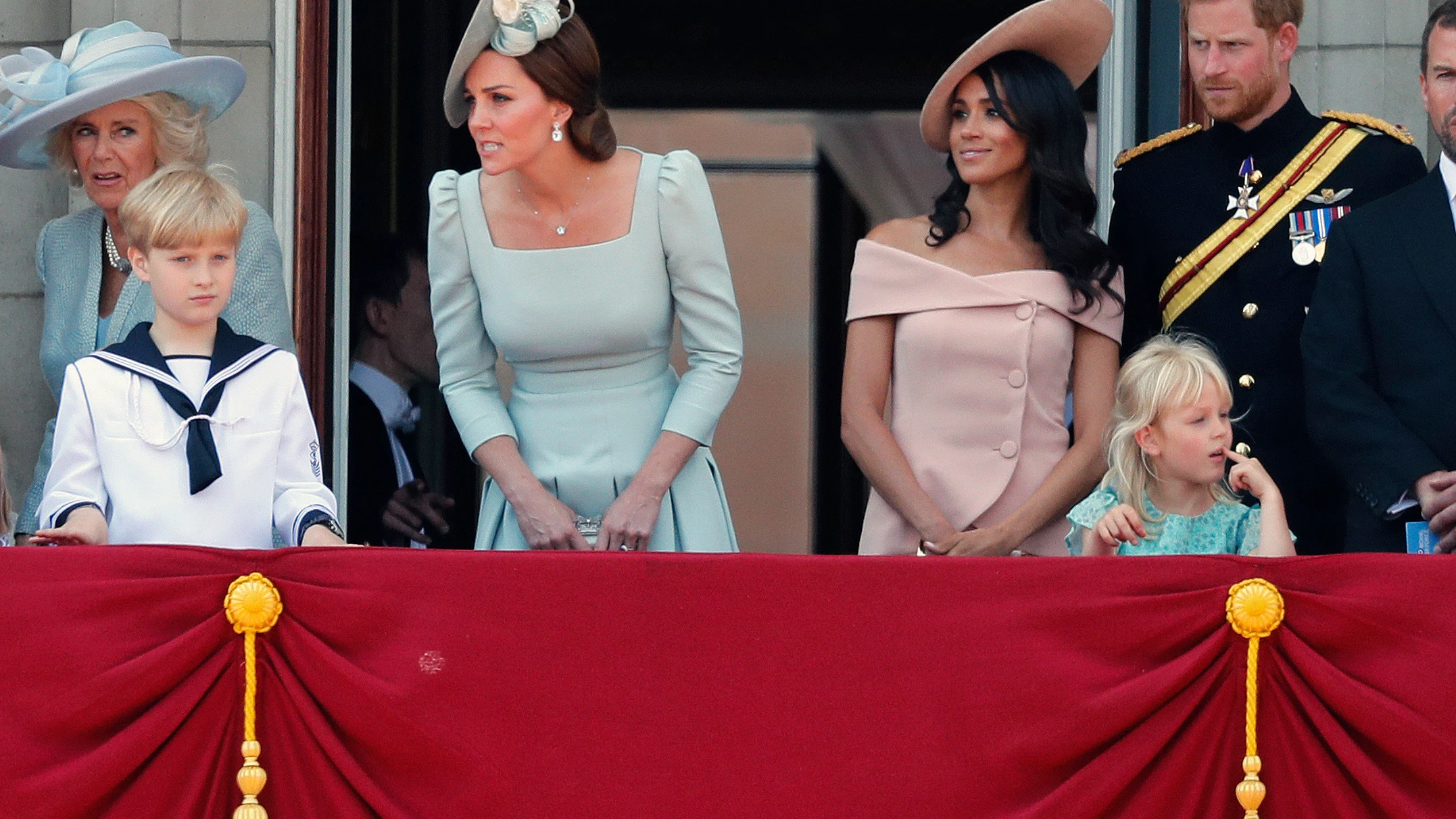 Meghan Markle, el príncipe Harry y Kate Middleton en el Palacio de Buckingham