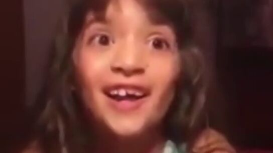 La lucha de una ni&ntilde;a a la que no le dejan utilizar el lenguaje neutral en el colegio: "No es una palabrita, es un derecho"