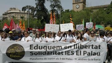 Centenares de docentes reclaman en Barcelona que se les deje trabajar en paz