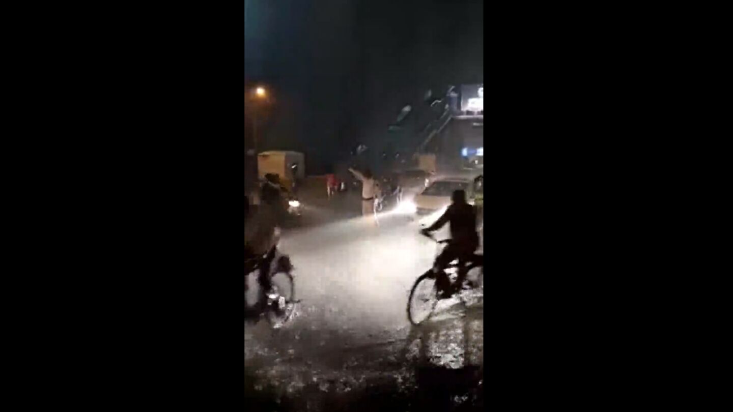 Sin paraguas y bajo una tromba de agua: el v&iacute;deo viral de un agente de tr&aacute;fico