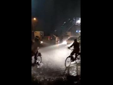 Sin paraguas y bajo una tromba de agua: el vídeo viral de un agente de tráfico Sin paraguas y bajo una tromba de agua: el vídeo viral de un agente de tráfico