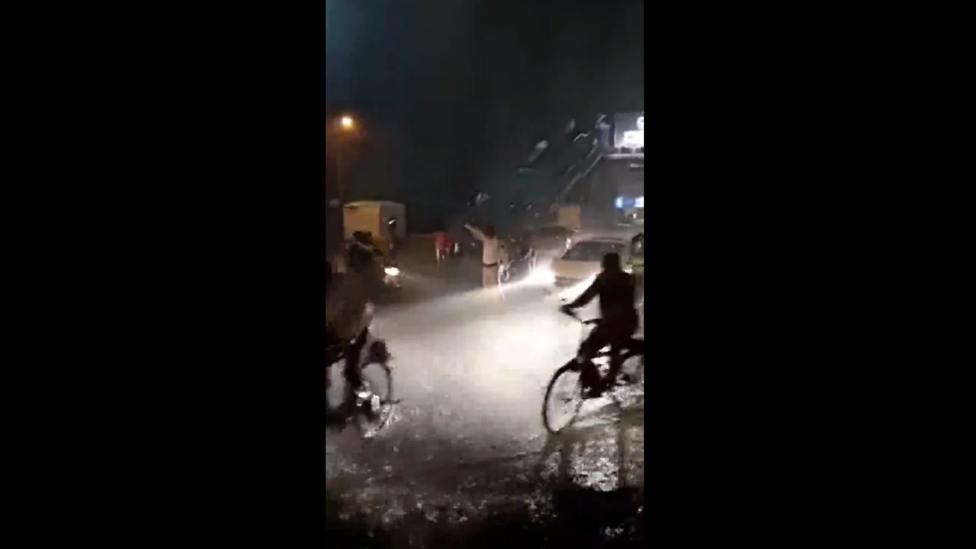 Sin paraguas y bajo una tromba de agua: el vídeo viral de un agente de tráfico