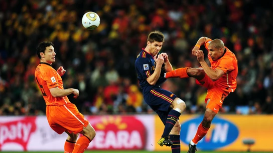 De Jong y su patada a Xabi Alonso De Jong y su patada a Xabi Alonso