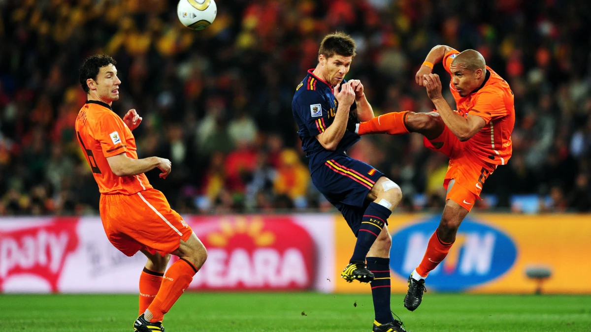 De Jong y su patada a Xabi Alonso