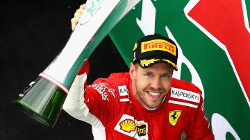 Sebastian Vettel celebra su victoria en Canadá