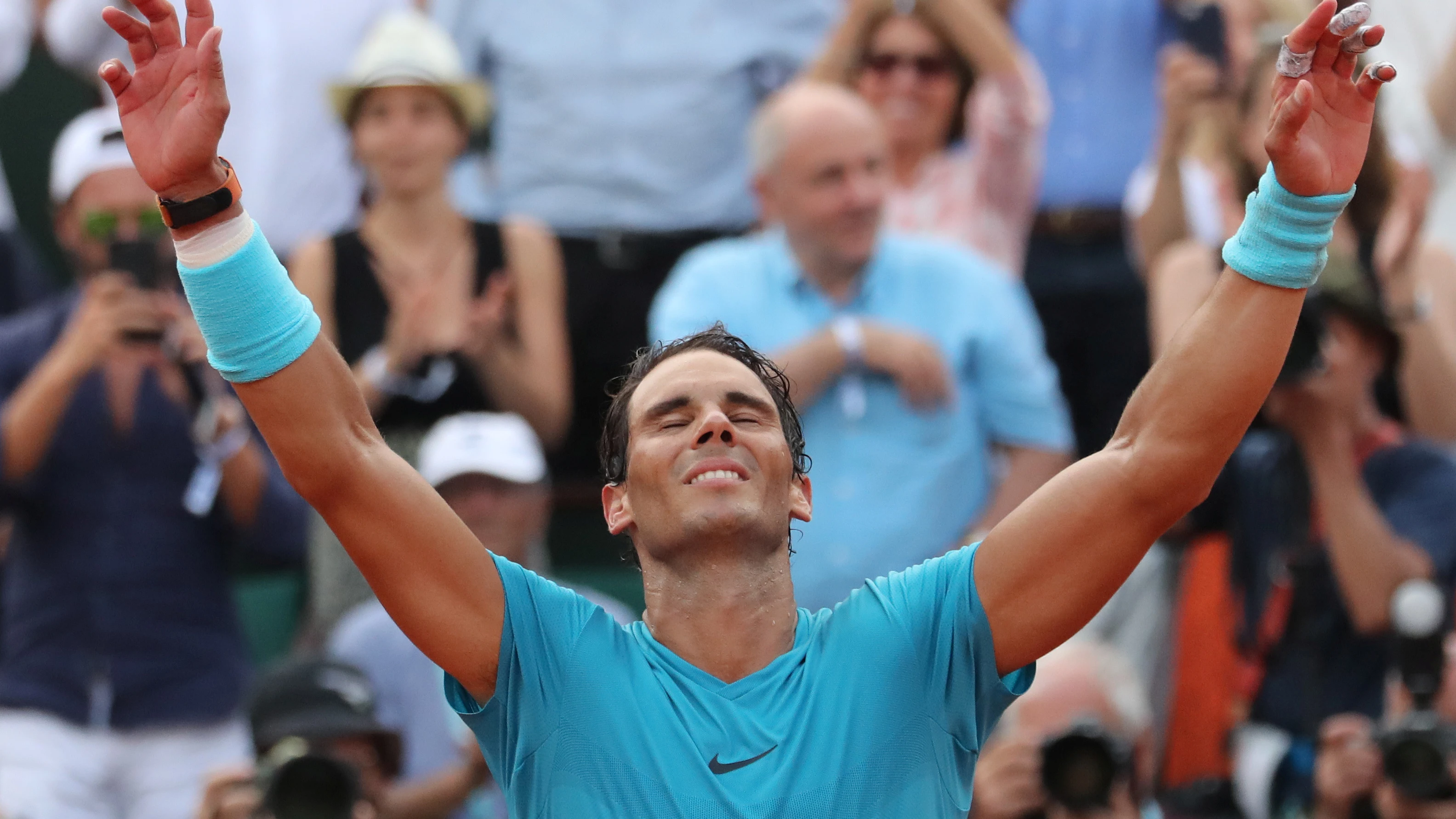 Rafa Nadal alza las manos al ganar Roland Garros