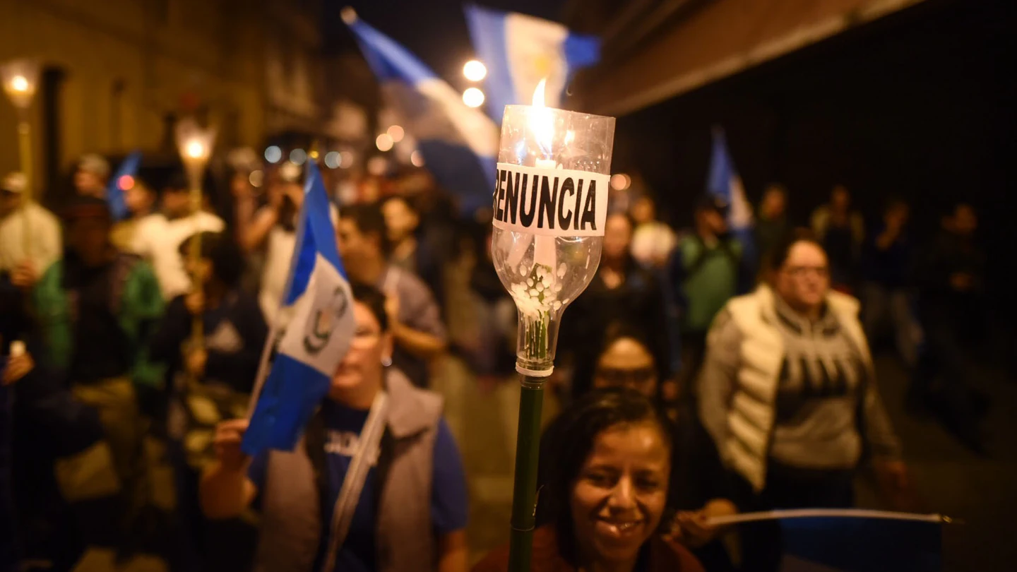 Piden la renuncia de Morales mientras sigue el amenazante volcán en Guatemala Piden la renuncia de Morales mientras sigue el amenazante volcán en Guatemala