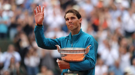Rafa Nadal saluda al público con el trofeo de Roland Garros Rafa Nadal saluda al público con el trofeo de Roland Garros
