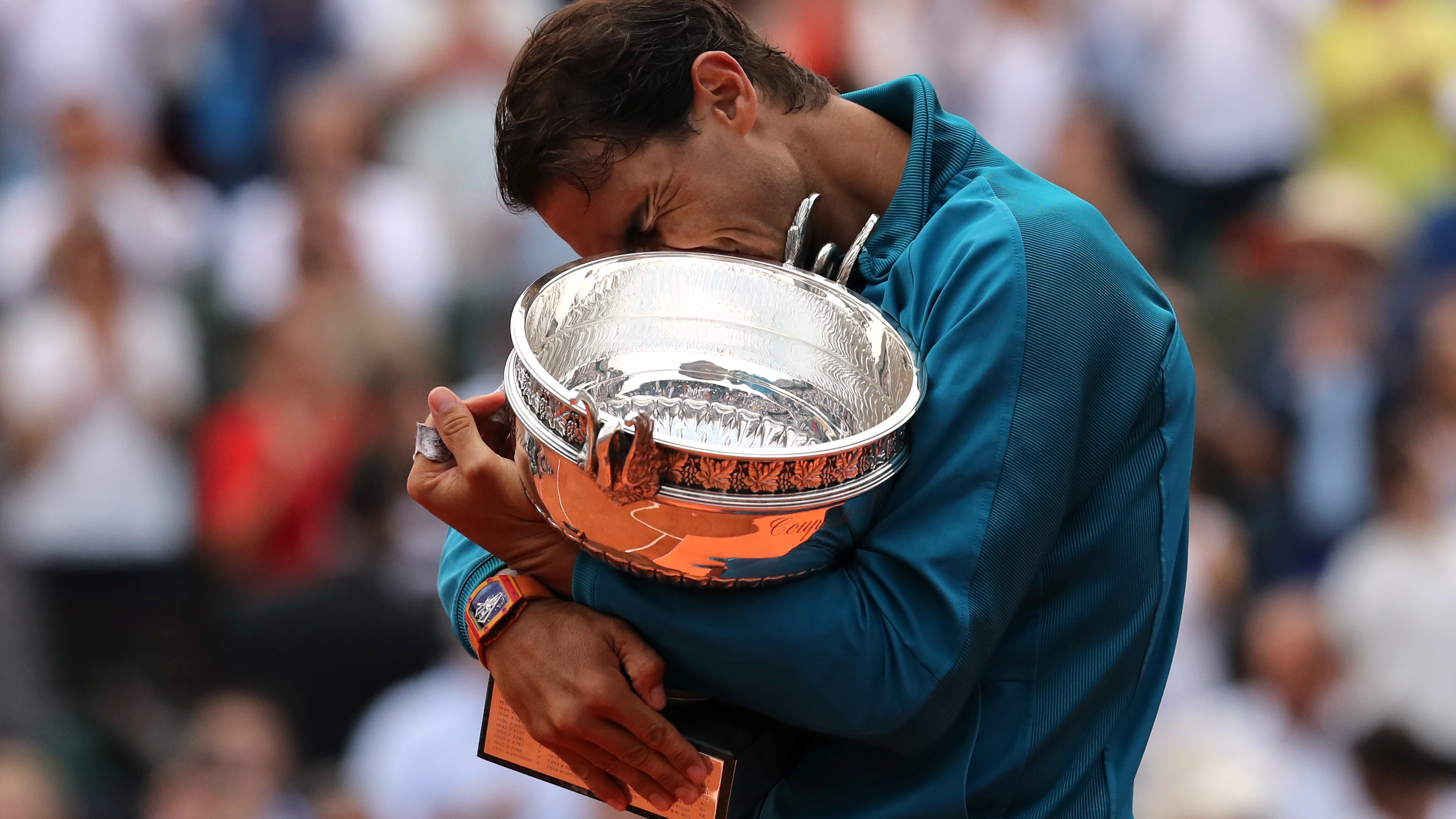 Rafa Nadal se abraza emocionado asu undécimo trofeo de Roland Garros