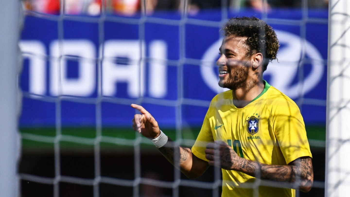 Neymar celebra un gol con Brasil