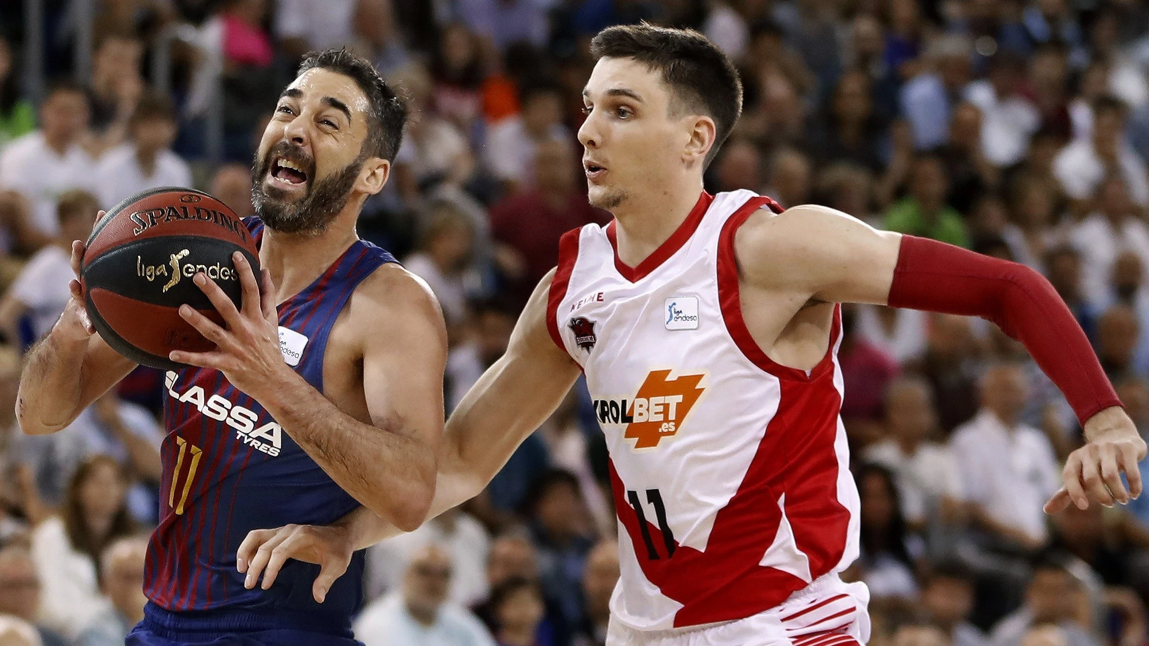 Navarro intenta penetrar a canasta ante el Baskonia