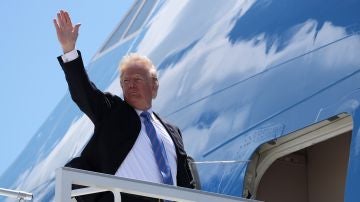Trump subiéndose al Air Force One