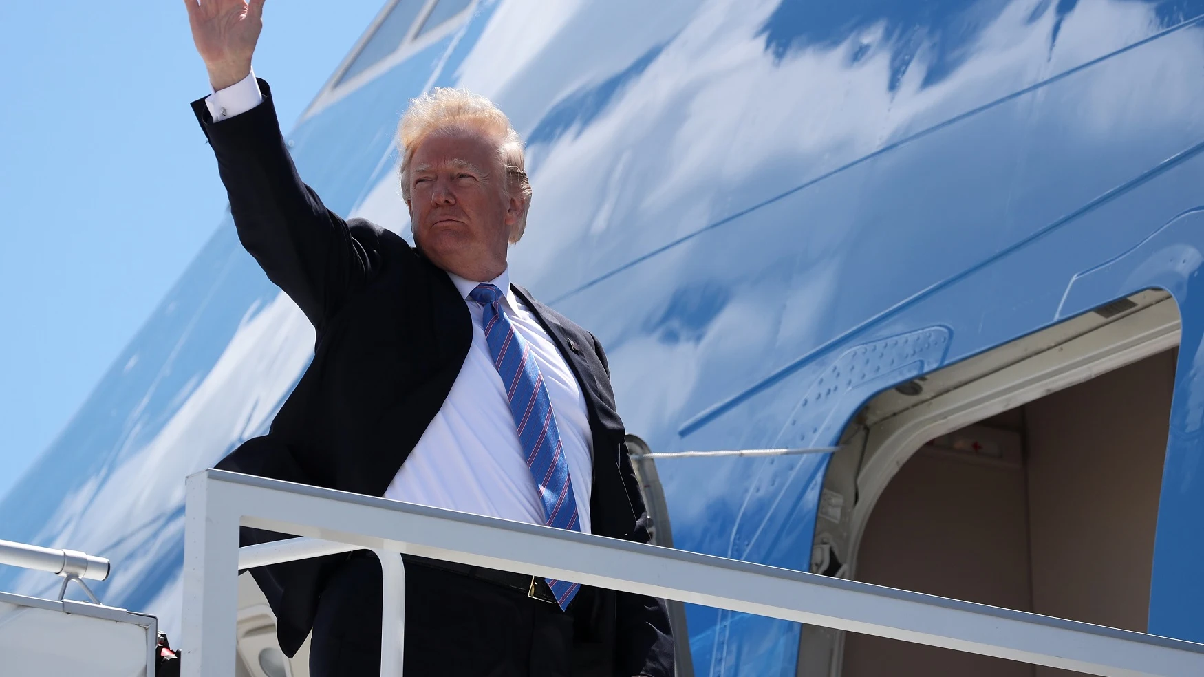 Trump subiéndose al Air Force One