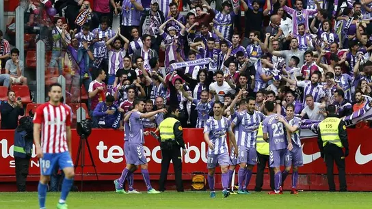 Los jugadores del Valladolid celebran un gol con su afición Los jugadores del Valladolid celebran un gol con su afición
