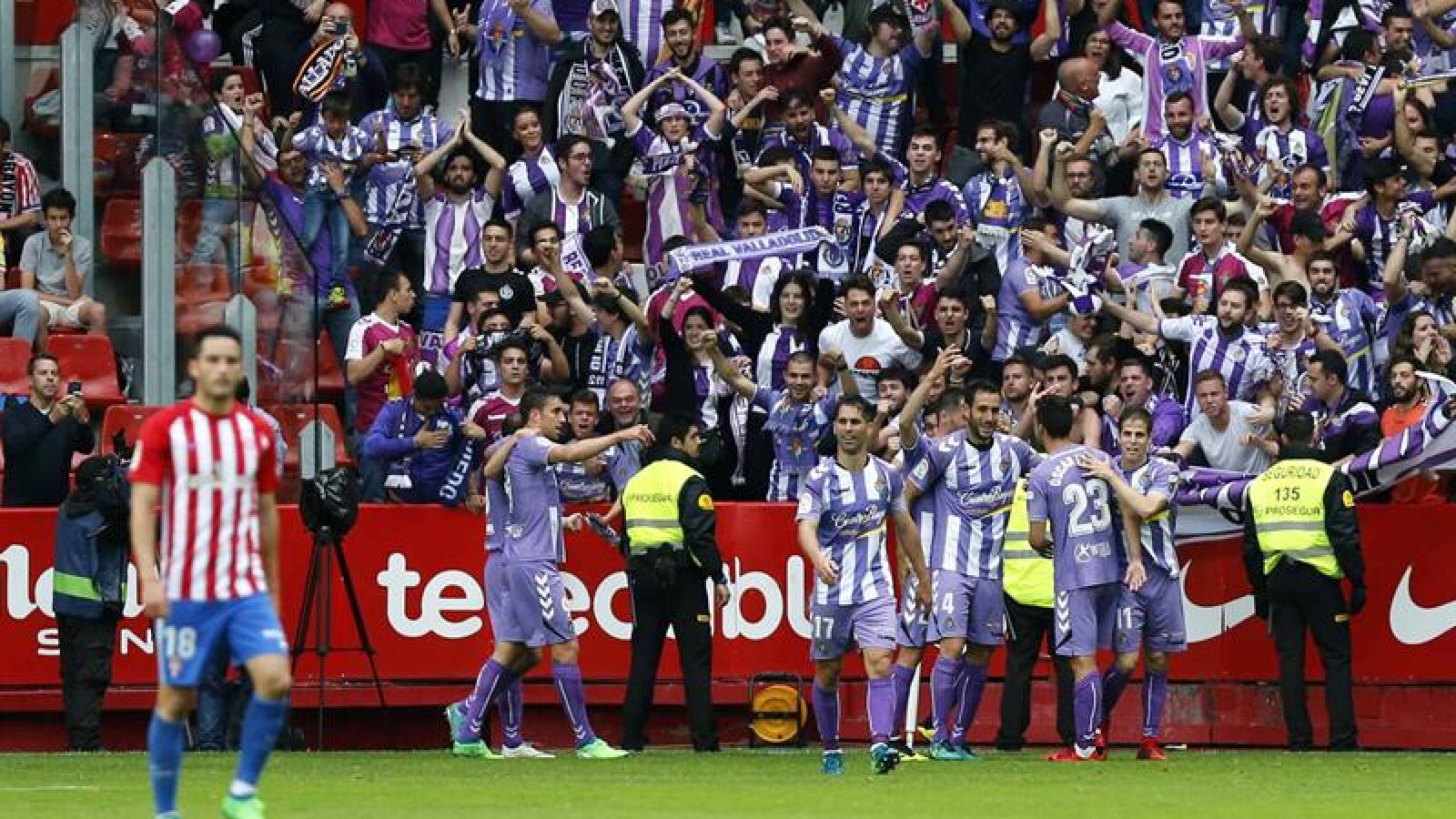 Los jugadores del Valladolid celebran un gol con su afici&oacute;n