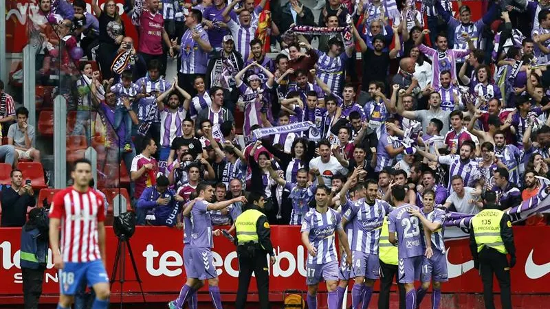 Los jugadores del Valladolid celebran un gol con su afición