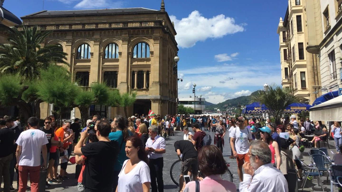 Imagen de la cadena humana en País Vasco en favor del derecho a decidir Imagen de la cadena humana en País Vasco en favor del derecho a decidir