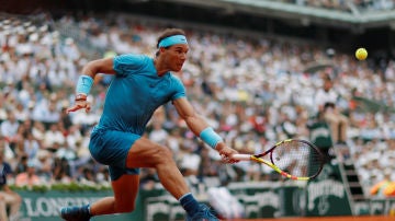 Nadal intenta devolver una bola en la Suzanne-Lenglen