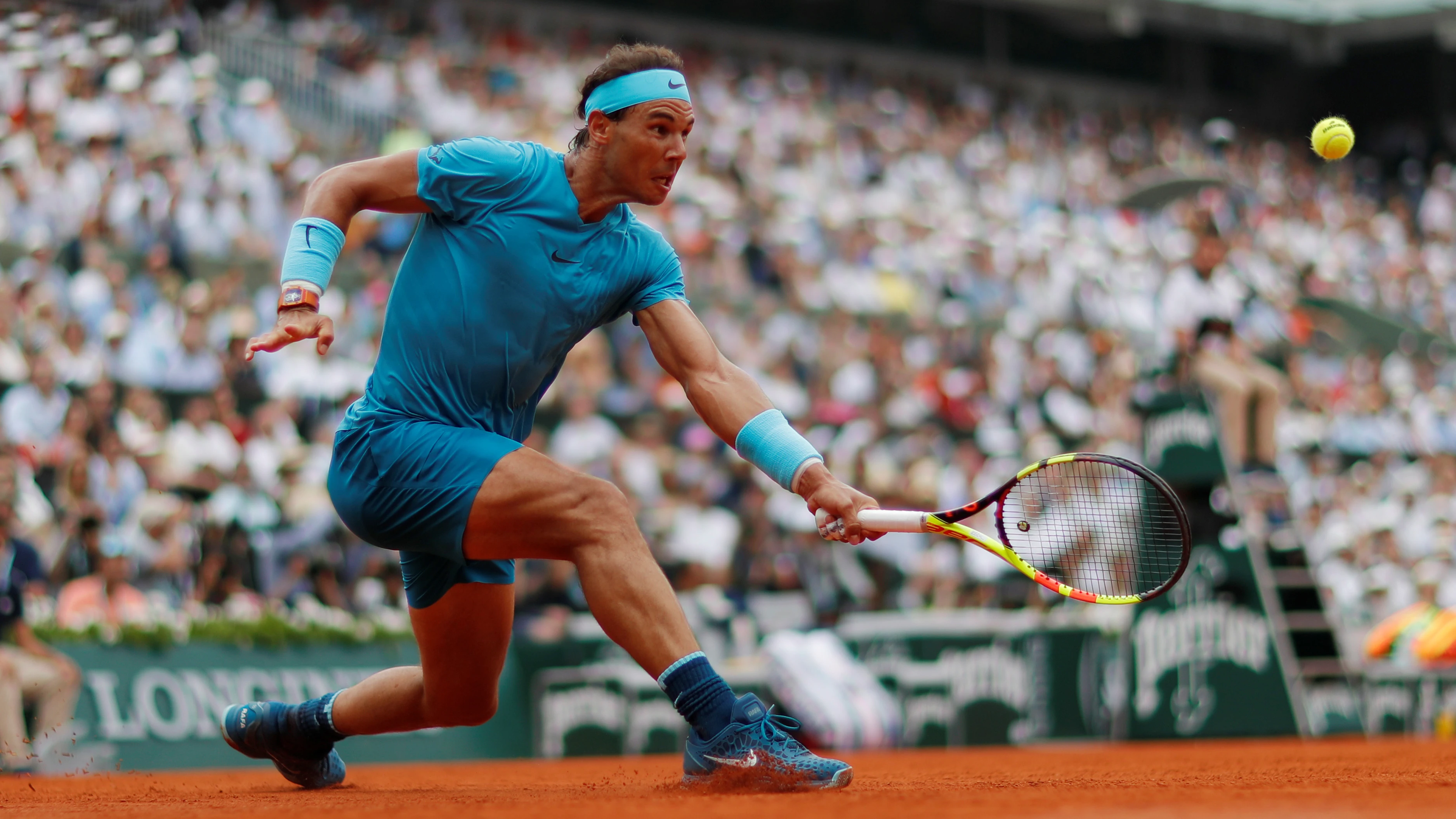 Nadal intenta devolver una bola en la Suzanne-Lenglen