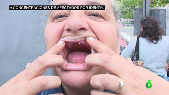 Una mujer con un tratamiento dental a medias Una mujer con un tratamiento dental a medias