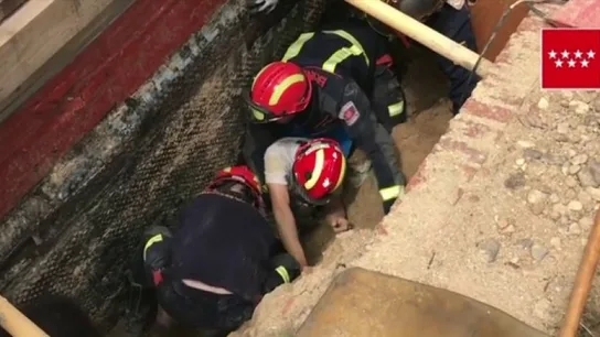 Obrero atrapado en un corrimiento en Madrid Obrero atrapado en un corrimiento en Madrid