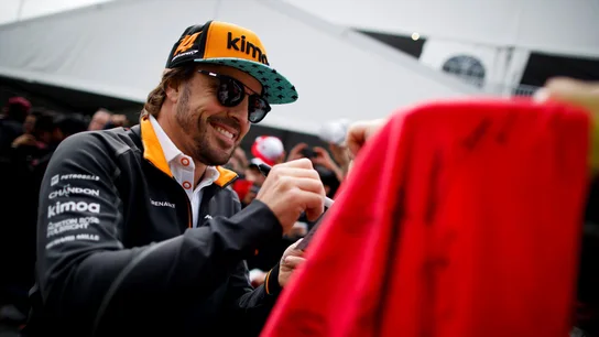 Fernando Alonso firma autógrafos Fernando Alonso firma autógrafos