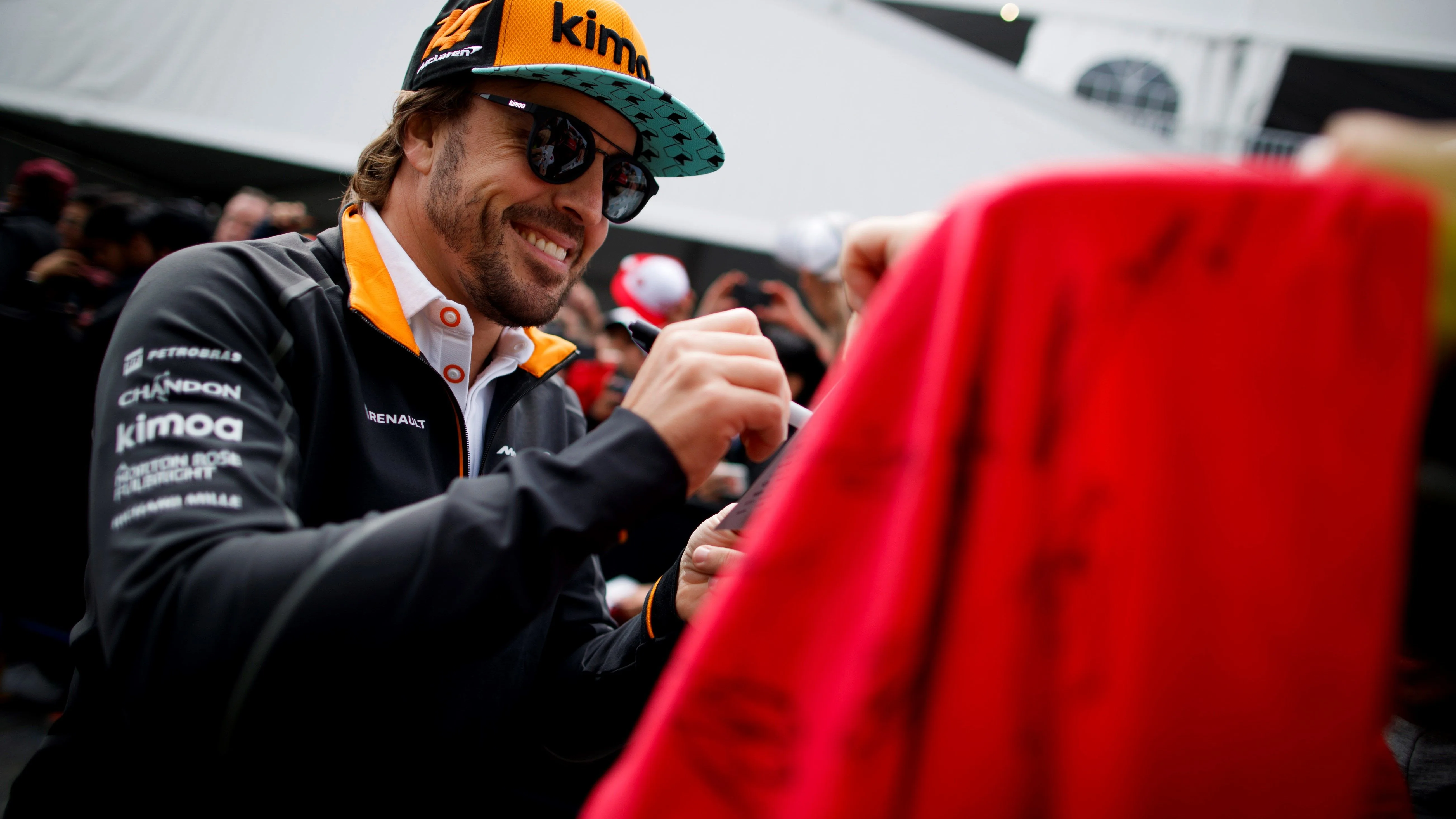 Fernando Alonso firma autógrafos