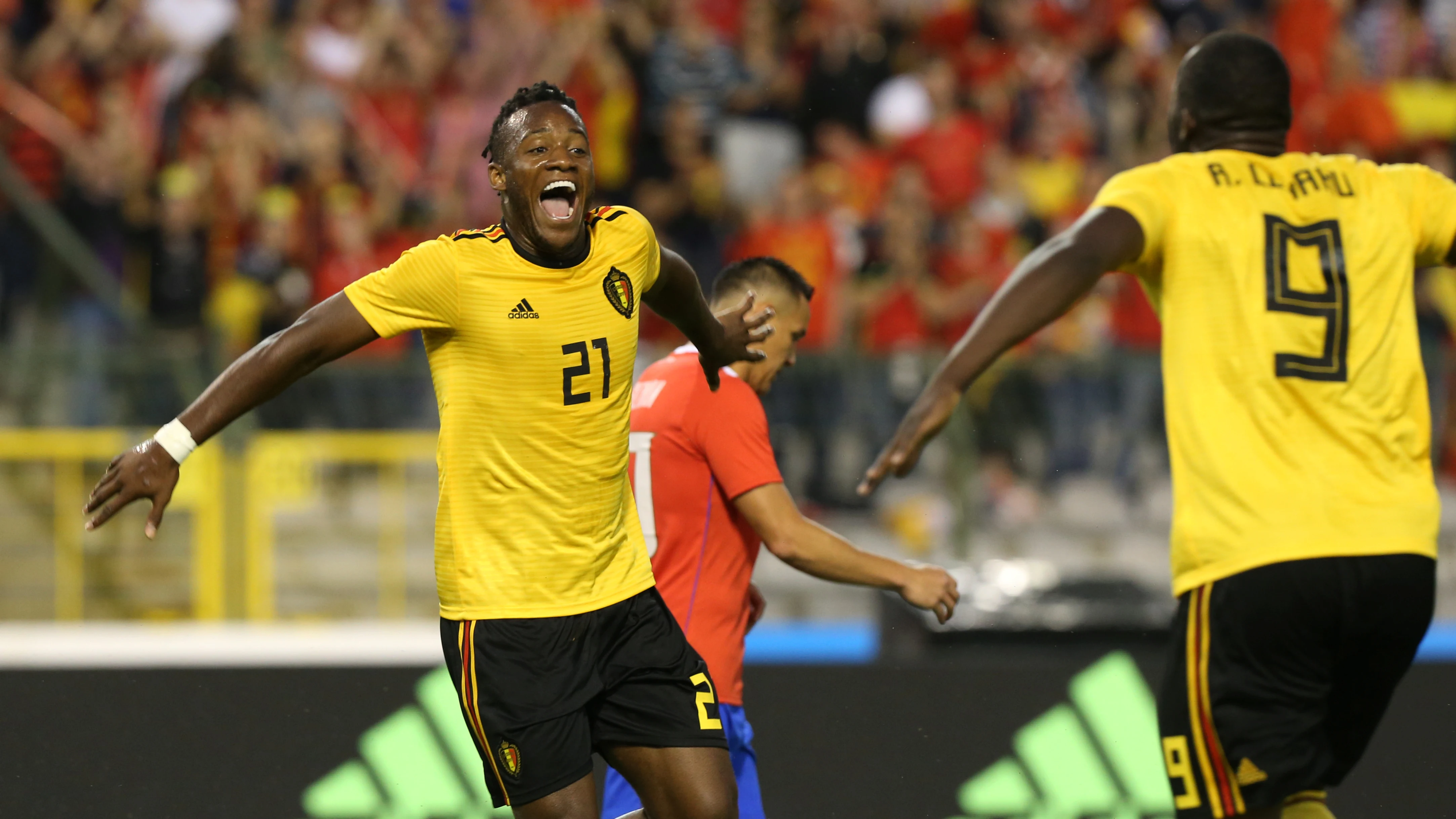 Batshuayi celebra con Lukaku uno de los goles contra Costa Rica