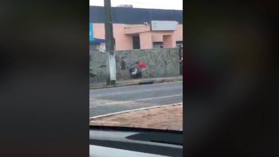 Imagen de la agresi&oacute;n a una joven en plena calle en Per&uacute;