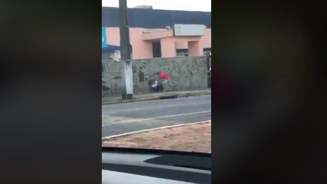 Imagen de la agresión a una joven en plena calle en Perú