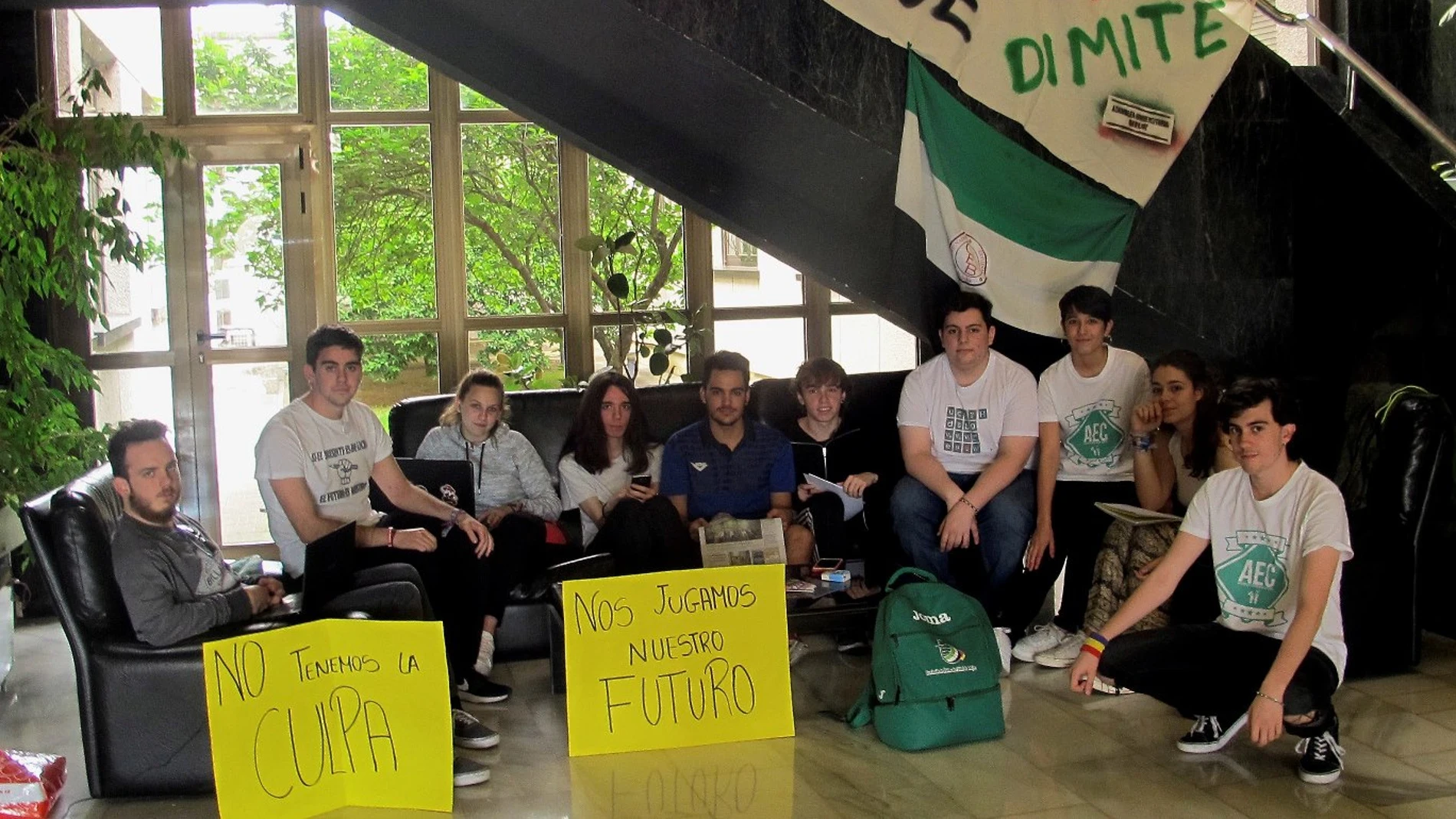 Protesta por la repetición de parte de los exámenes de la Selectividad en Extremadura