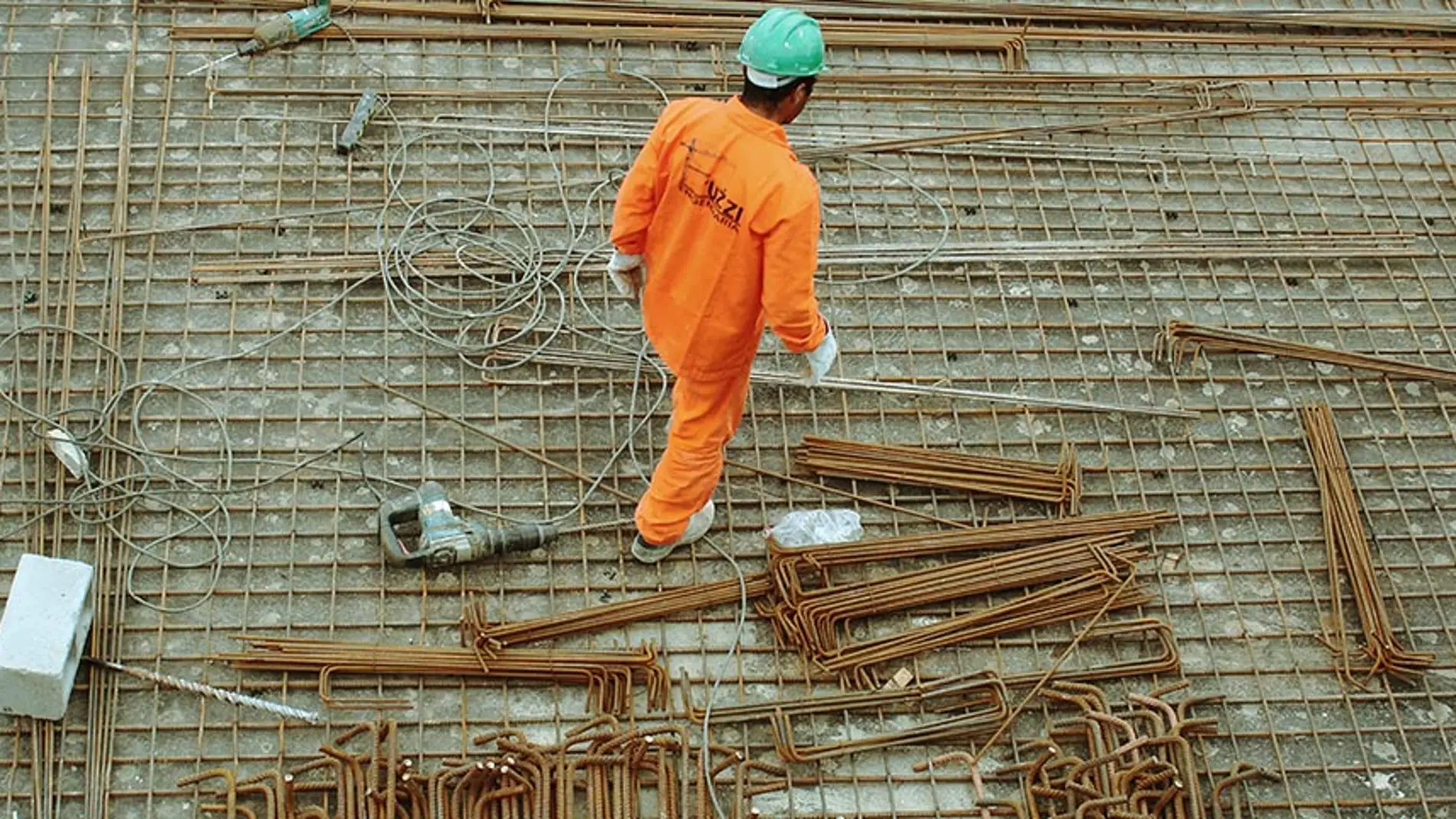 hombre trabajando en una obra