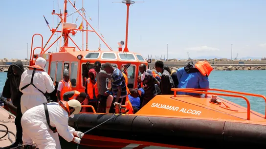 Llegada de algunos de los migrantes rescatados este domingo cuando navegaban a bordo de dos pateras en el Mar de Alborán Llegada de algunos de los migrantes rescatados este domingo cuando navegaban a bordo de dos pateras en el Mar de Alborán