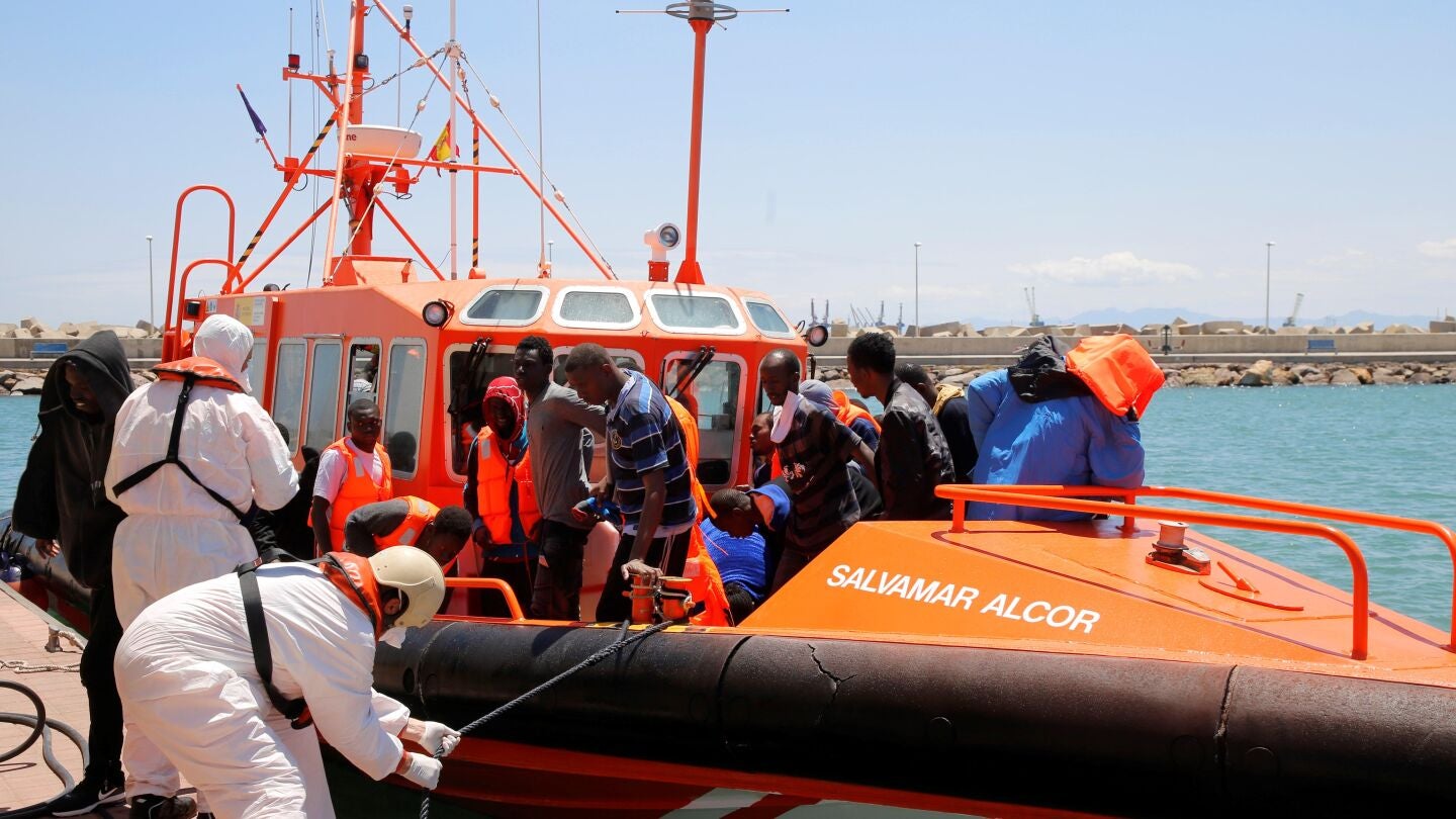 Llegada de algunos de los migrantes rescatados este domingo cuando navegaban a bordo de dos pateras en el Mar de Albor&aacute;n