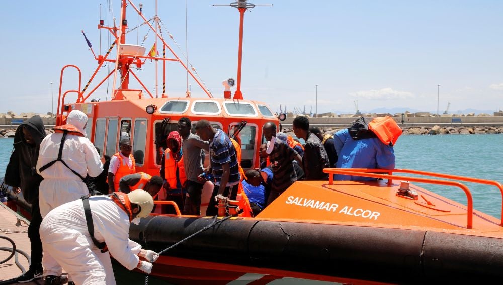 Llegada de algunos de los migrantes rescatados este domingo cuando navegaban a bordo de dos pateras en el Mar de Alborán