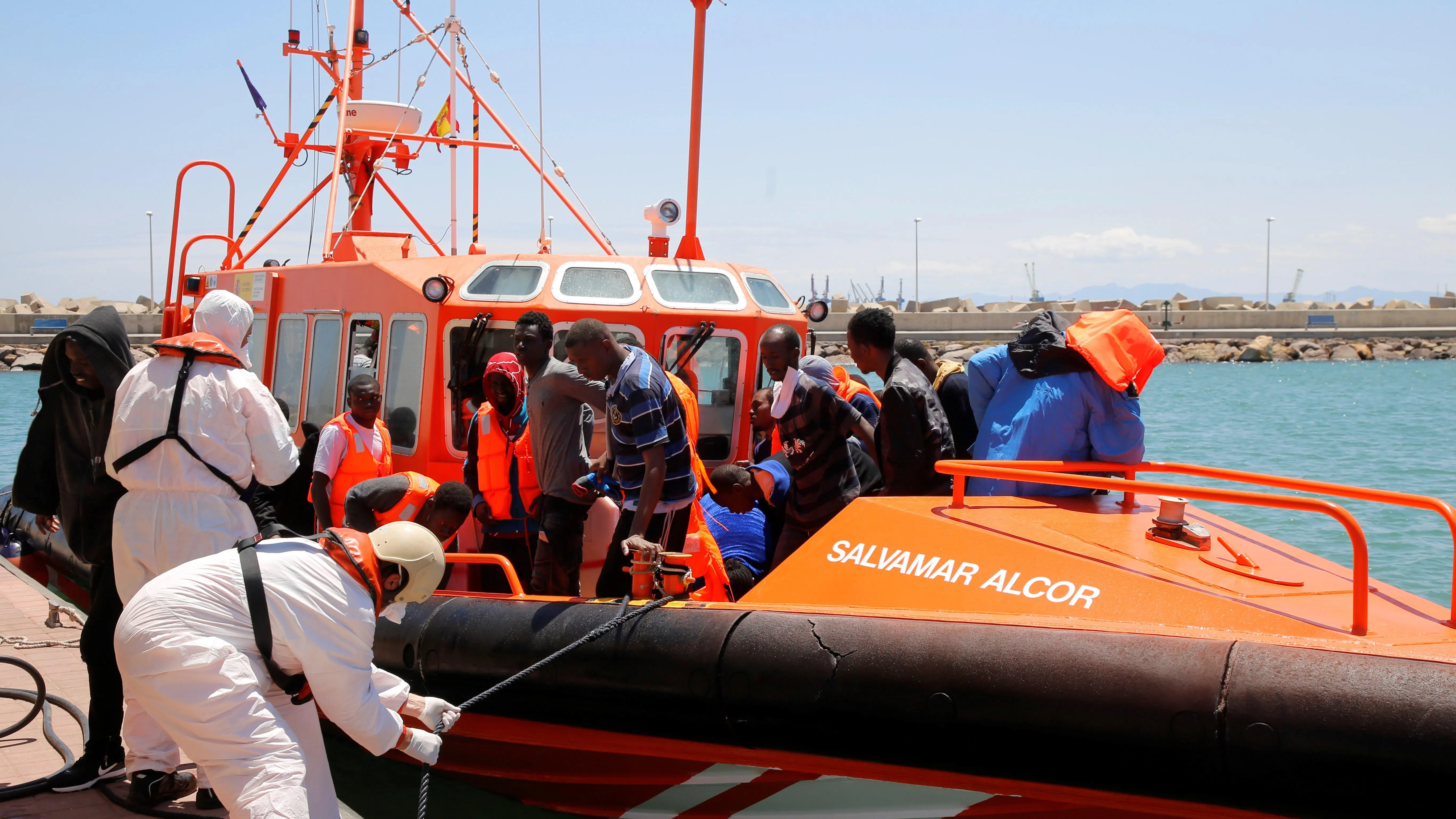 Llegada de algunos de los migrantes rescatados este domingo cuando navegaban a bordo de dos pateras en el Mar de Alborán