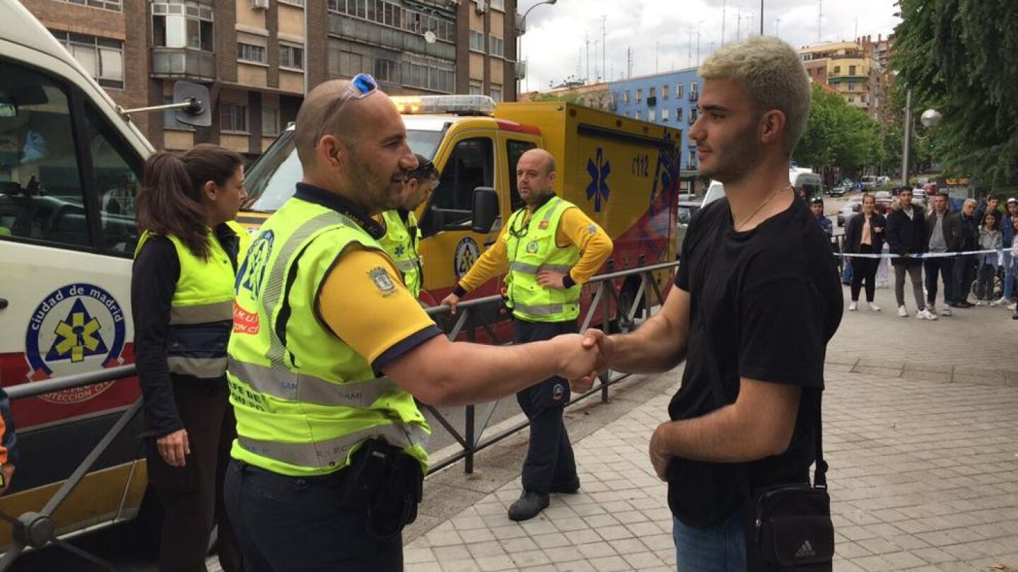 El joven que inici&oacute; las maniobras de reanimaci&oacute;n, felicitado por el Samur