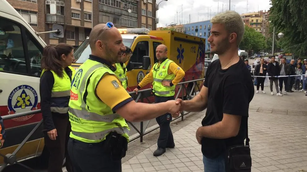 El joven que inició las maniobras de reanimación, felicitado por el Samur El joven que inició las maniobras de reanimación, felicitado por el Samur