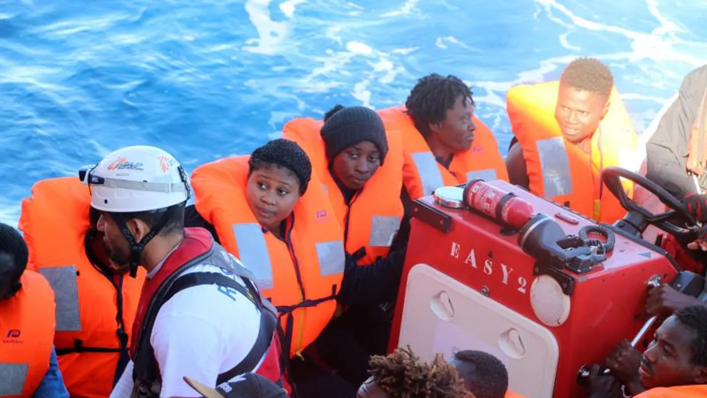 Inmigrantes a bodo del buque Aquarius tras una operación de rescate Inmigrantes a bodo del buque Aquarius tras una operación de rescate