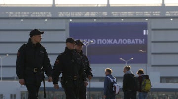 Efectivos policiales en las afueras del estadio de Kaliningrado